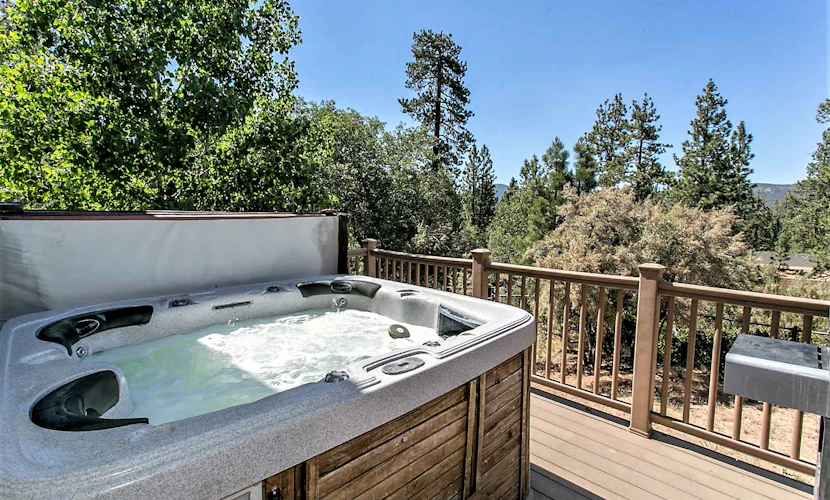 Grandpas Axe Village Retreat w/ Hot Tub