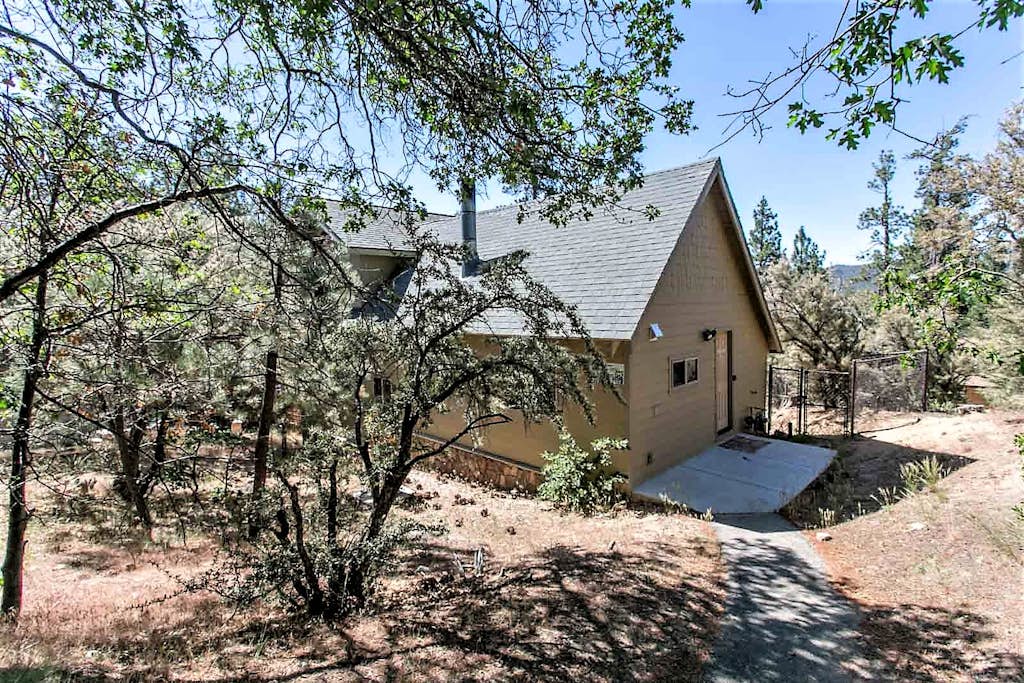 Grandpas Axe Village Retreat w/ Hot Tub