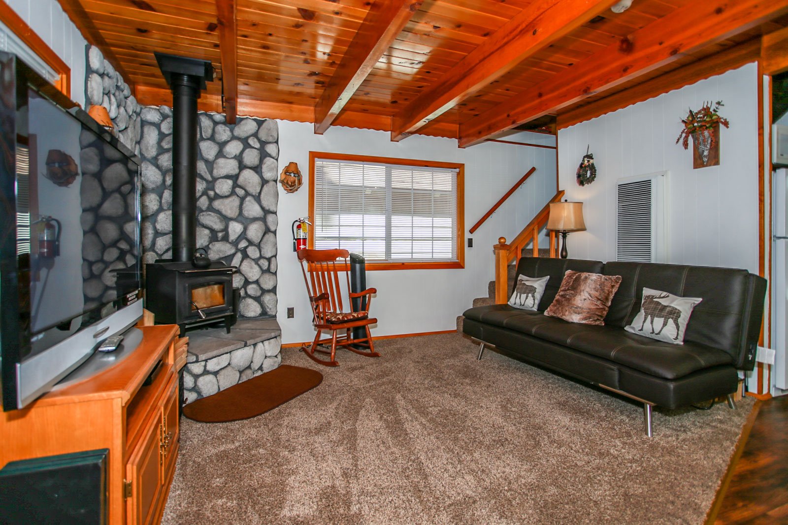 Palms To Pines Sugarloaf Log Cabin at Big Bear