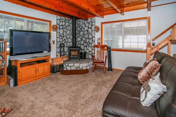 Palms To Pines Sugarloaf Log Cabin at Big Bear