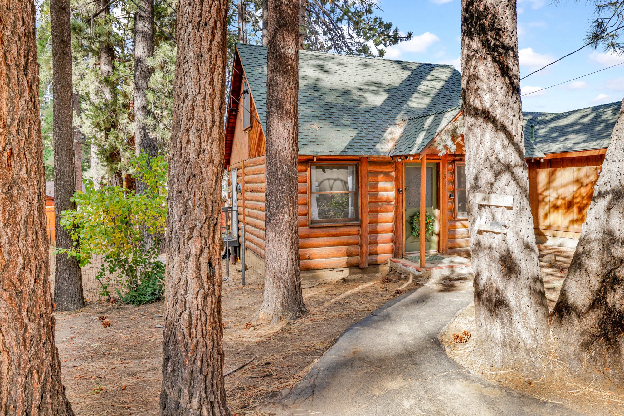 Just The Two of Us Couples Cabin/ Walk to Zoo/Ski/Hiking