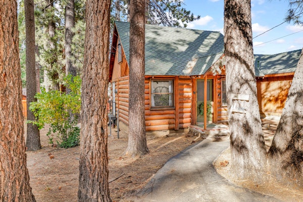 Just The Two of Us Couples Cabin/ Walk to Zoo/Ski/Hiking