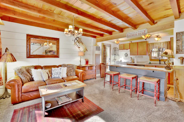 Just The Two of Us Couples Cabin/ Walk to Zoo/Ski/Hiking