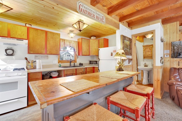 Just The Two of Us Couples Cabin/ Walk to Zoo/Ski/Hiking