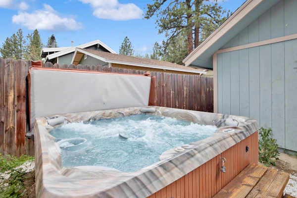 Idle Hours Inn- Family Cabin w/ Hot Tub at Big Bear