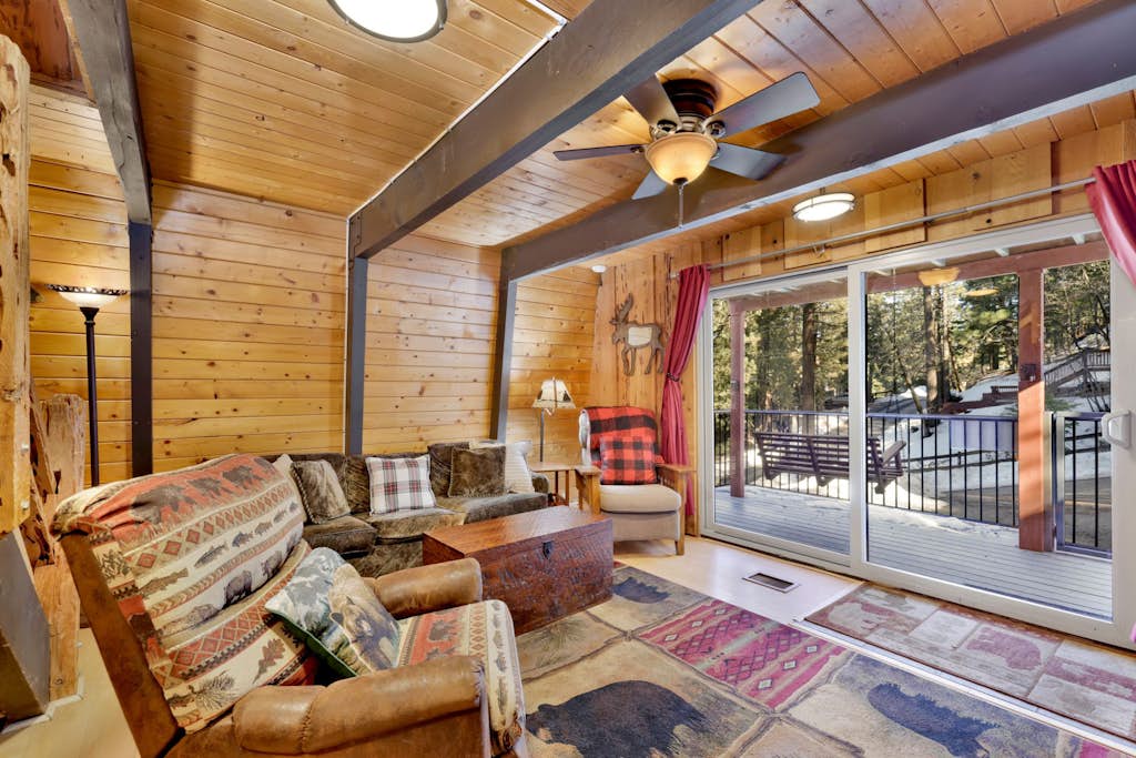 Wolf Cub Resort Cabin w/ Hot Tub at Big Bear