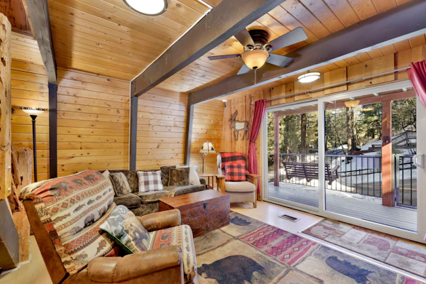 Wolf Cub Resort Cabin w/ Hot Tub at Big Bear