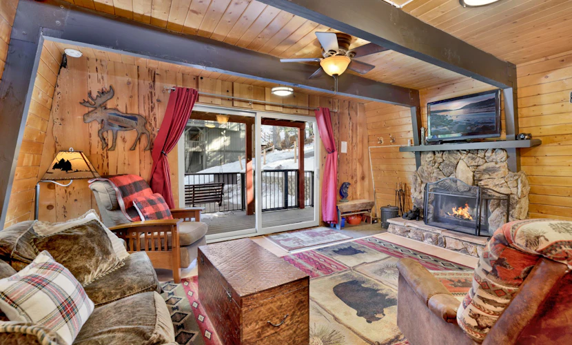 Wolf Cub Resort Cabin w/ Hot Tub at Big Bear