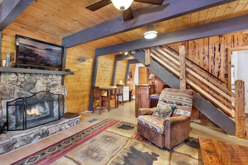 Wolf Cub Resort Cabin w/ Hot Tub at Big Bear