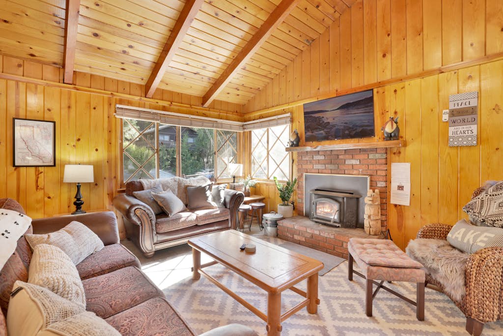 Sunny Bear Cabin- 1 Minute to Bear Mountain Ski Resort