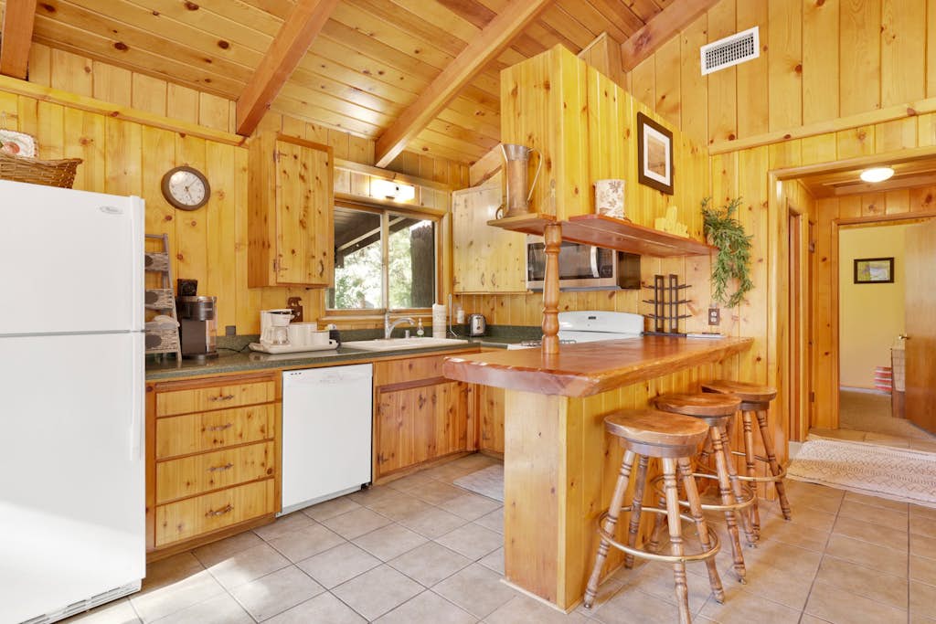 Sunny Bear Cabin- 1 Minute to Bear Mountain Ski Resort