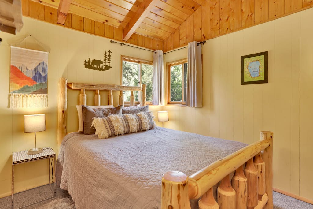 Sunny Bear Cabin- 1 Minute to Bear Mountain Ski Resort