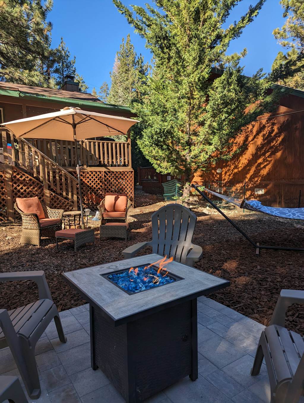 Sunny Bear Cabin- 1 Minute to Bear Mountain Ski Resort