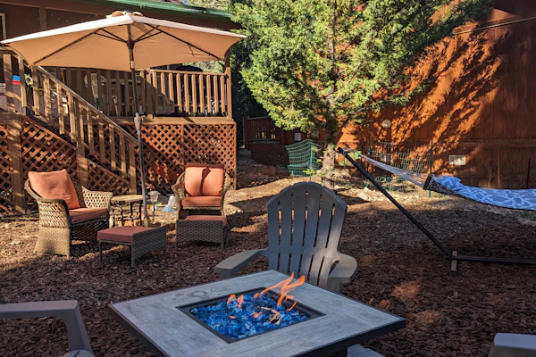 Sunny Bear Cabin- 1 Minute to Bear Mountain Ski Resort