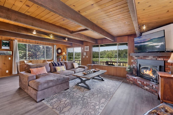 Bear Cabin- Walk toGolf/Ski Resort- No Oven