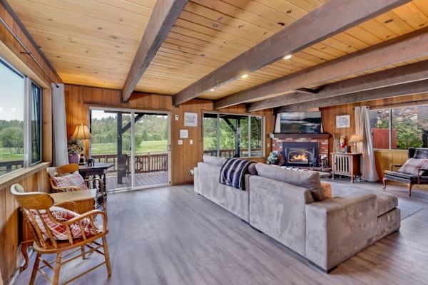 Bear Cabin- Walk toGolf/Ski Resort- No Oven