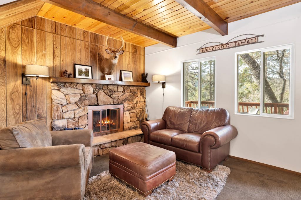 Chipmunk Treehouse Resort Chalet at Big Bear