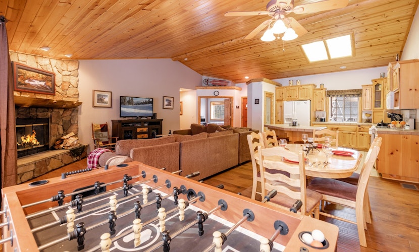 Little Cubs Fox Farm Retreat w/ Hot Tub + Games