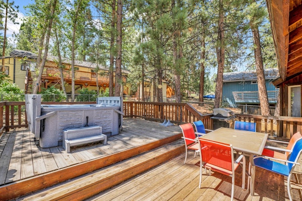 Little Cubs Fox Farm Retreat w/ Hot Tub + Games