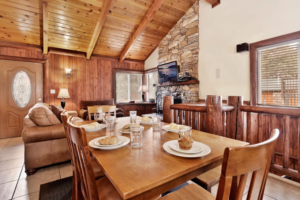 Bear Tracks Ski Haus Retreat- Hot Tub- Pool Table