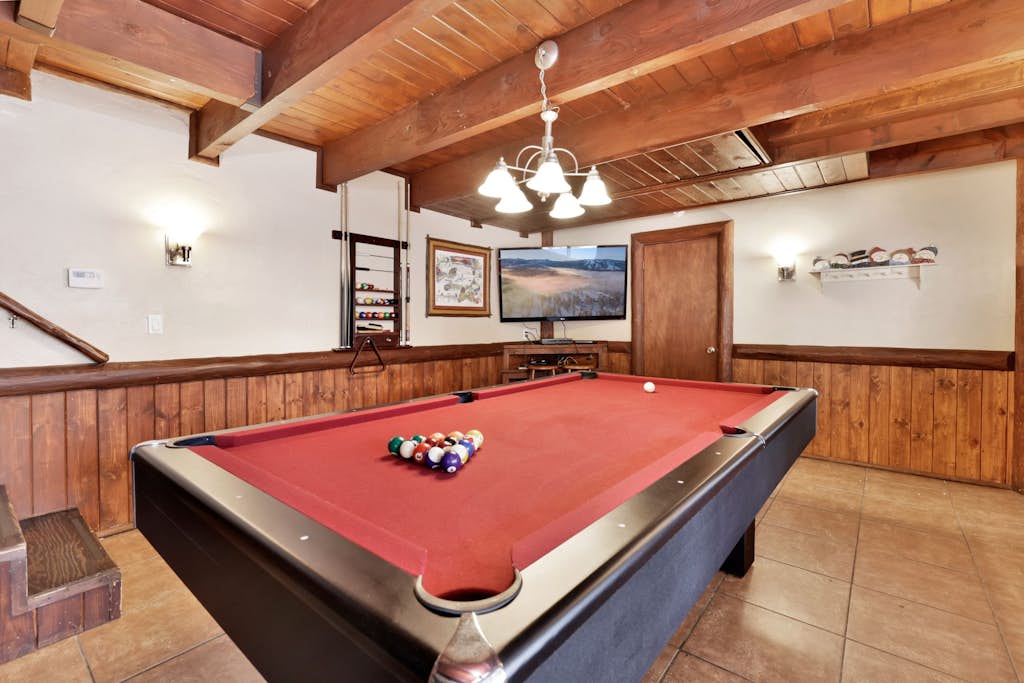 Bear Tracks Ski Haus Retreat- Hot Tub- Pool Table