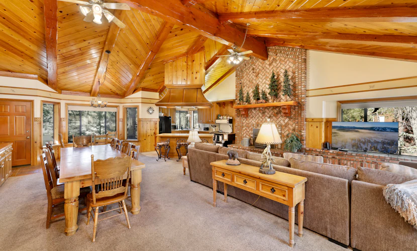 Bearfoot Lodge - Cozy - Your Seasonal Big Bear Escape!