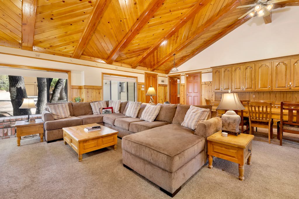 Bearfoot Lodge - Cozy - Your Seasonal Big Bear Escape!