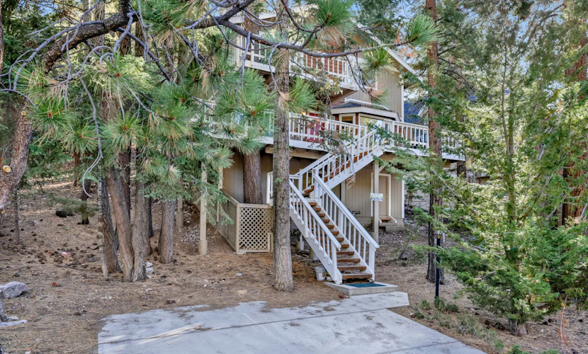 Treetop Views Retreat at Big Bear w/ Pool Table
