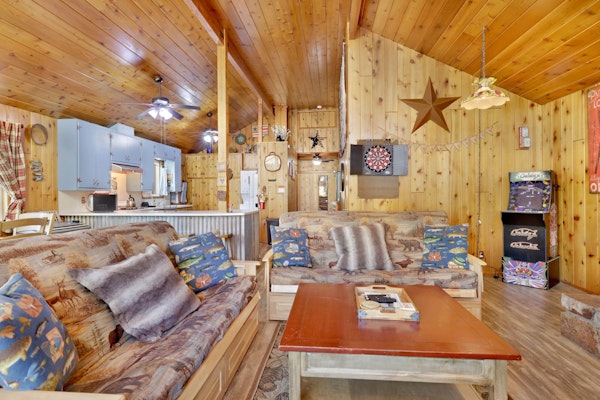 Bear Cub Ski Haus Cabin- Hot Tub- Games-