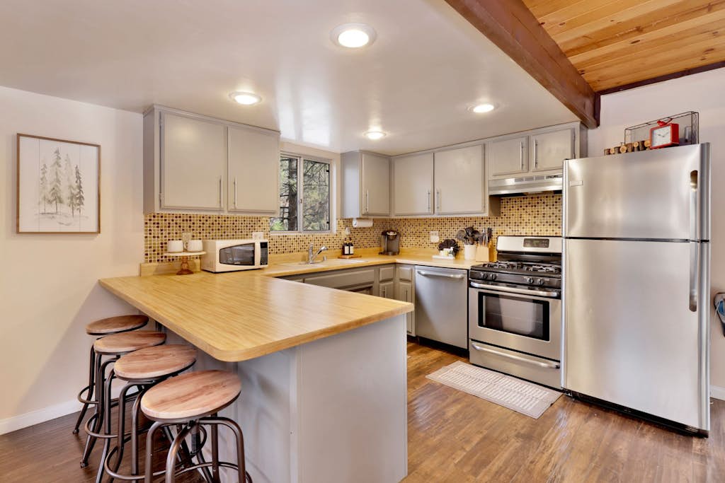 Pinewood Inn at Big Bear- Hot Tub- Central Location-
