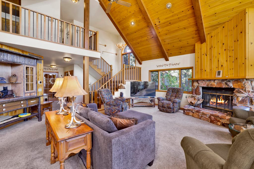 Cove Lakefront Chalet- Hot Tub- Games- Boat Dock