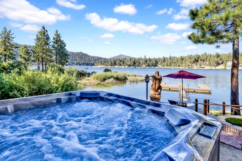 Cove Lakefront Chalet- Hot Tub- Games- Boat Dock