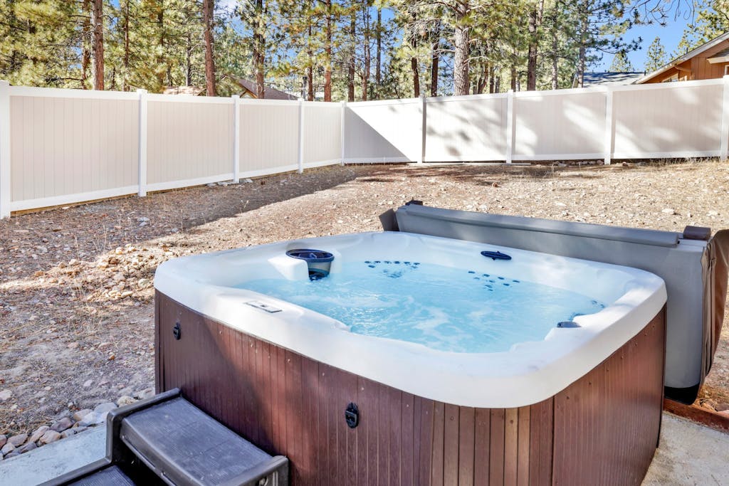 Mockingbird Getaway Big Bear- Hot Tub- Games- Walk to Activities