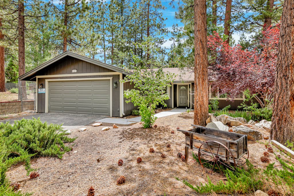 Wildwood Lodge Central Modern Retreat w/ Hot Tub