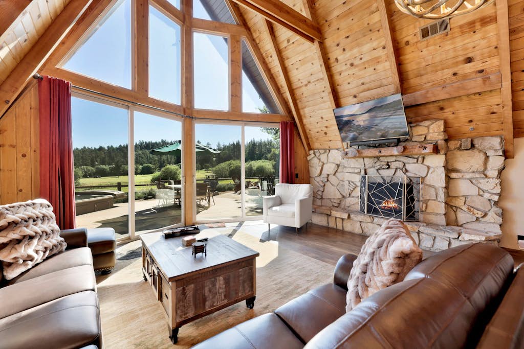 Big Bear Den Ski Haus Retreat w/ Hot Tub at Big Bear