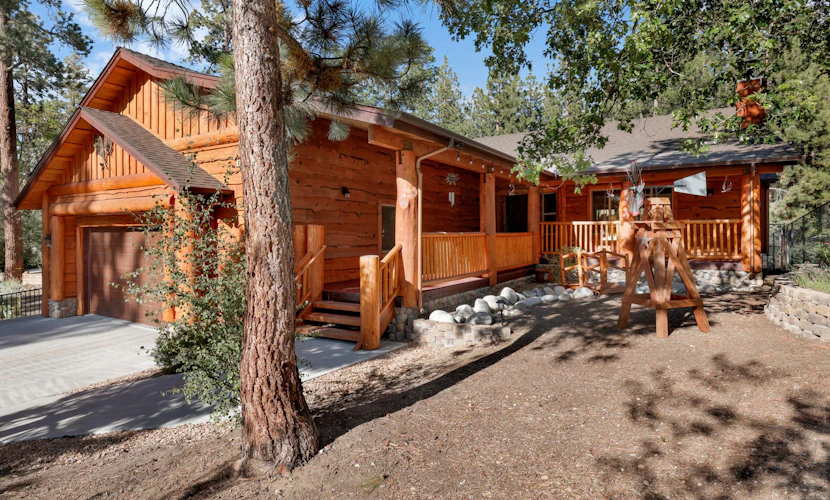 Three Bears Inn Log Cabin w/ Hot Tub at Big Bear