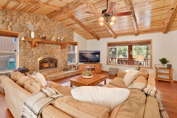 Three Bears Inn Log Cabin w/ Hot Tub at Big Bear
