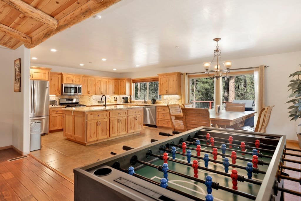 Three Bears Inn Log Cabin w/ Hot Tub at Big Bear