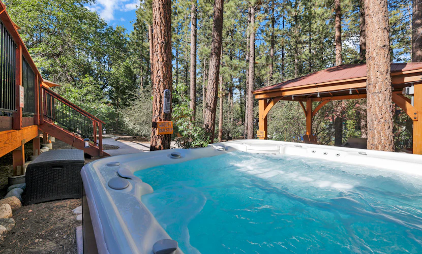 Three Bears Inn Log Cabin w/ Hot Tub at Big Bear