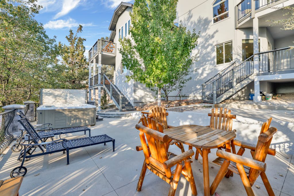 Sunset Ridge Villa at Big Bear ~ Hot Tub ~ Games ~ Multi-Level Luxe Chalet Retreat