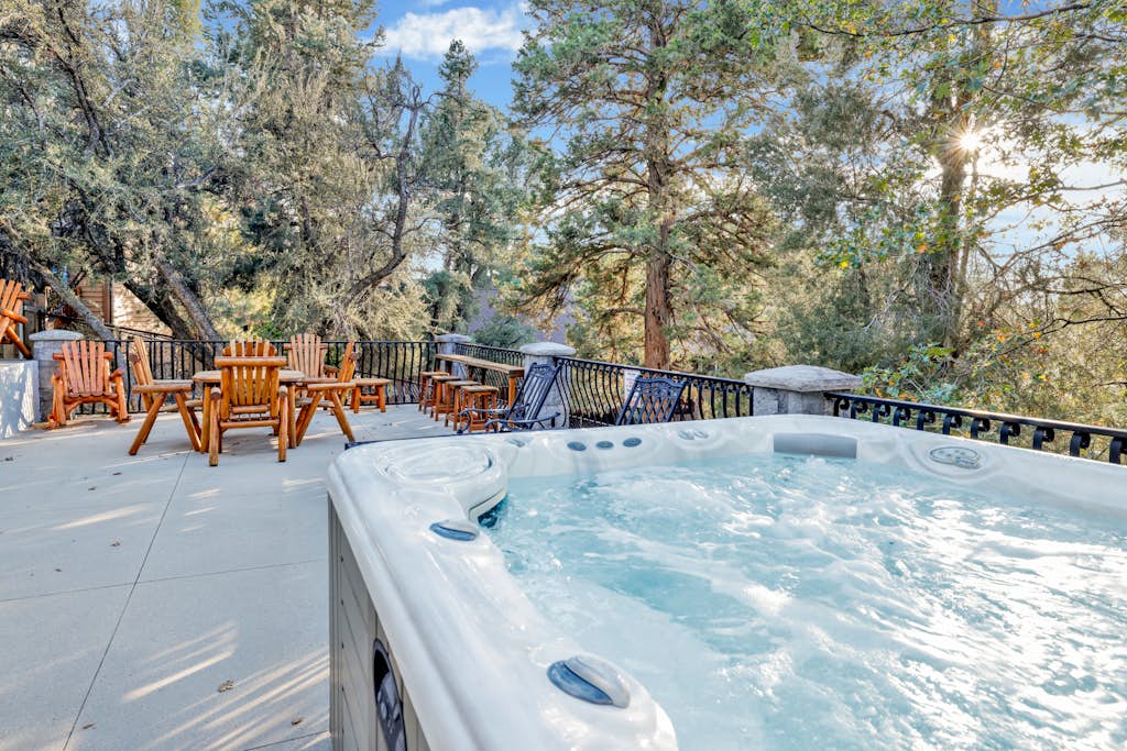 Sunset Ridge Villa at Big Bear ~ Hot Tub ~ Games ~ Multi-Level Luxe Chalet Retreat