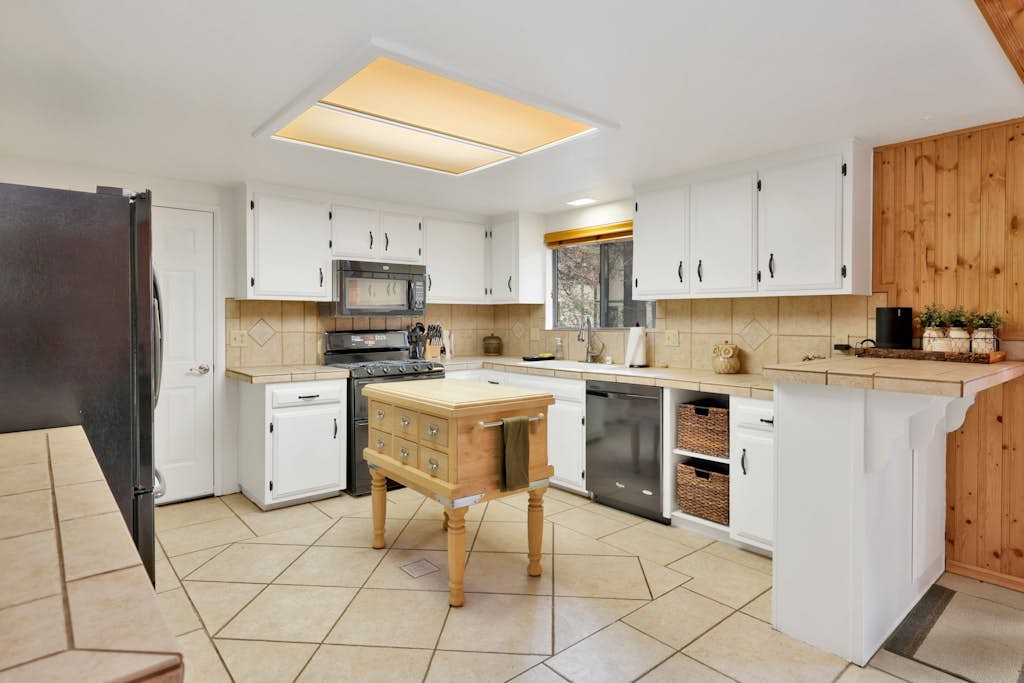 Casa Bosque Log Cabin Retreat w/ Hot Tub