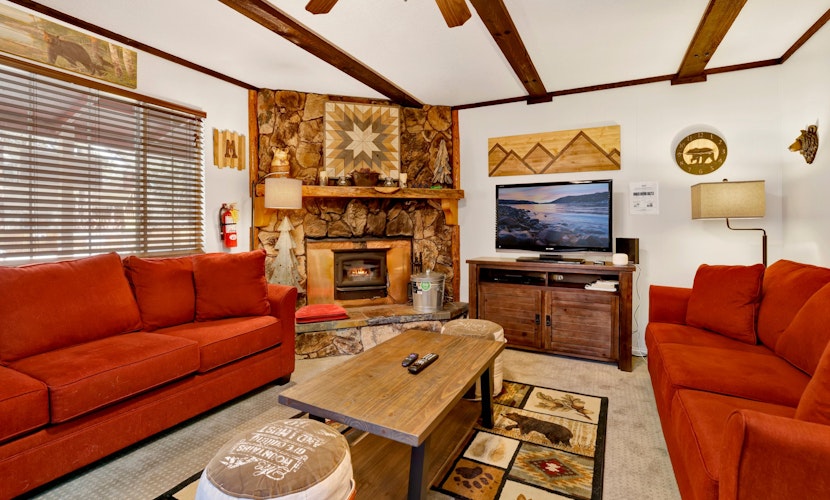 Adorable Sugarloaf Mountain Getaway in Big Bear