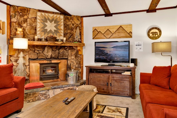 Adorable Sugarloaf Mountain Getaway in Big Bear