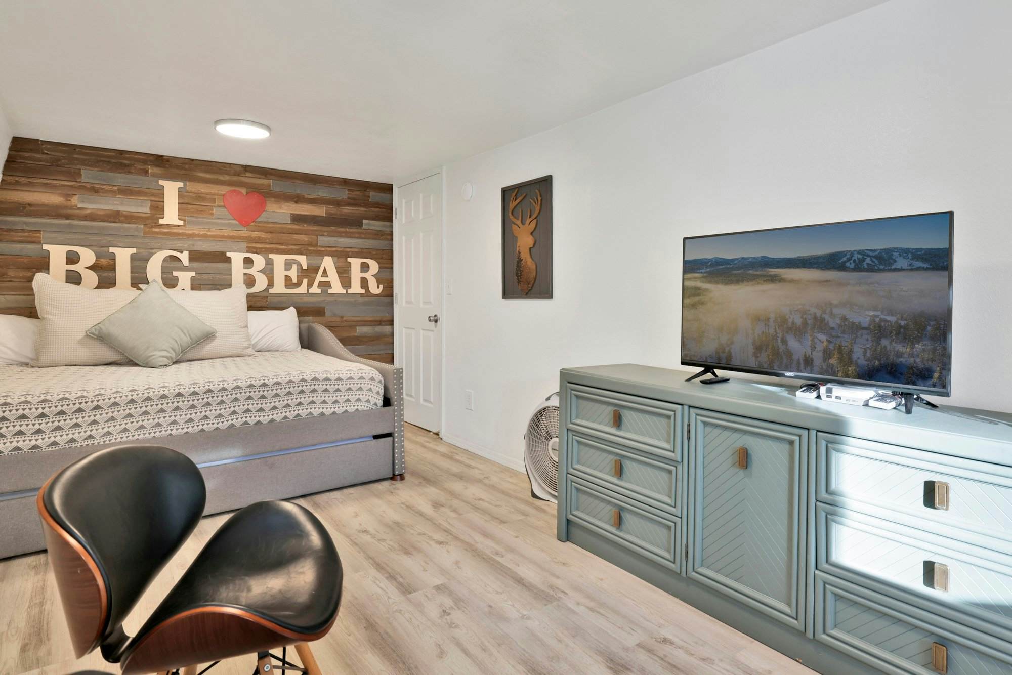 2190-Fox & Bears Retreat