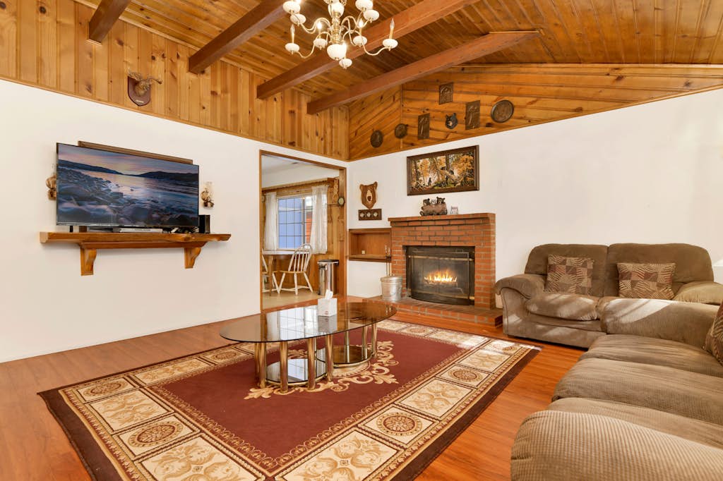 Experience Relaxation at Cozy Summit- Blocks to Ski Lifts!