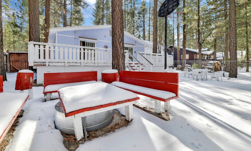 Experience Relaxation at Cozy Summit- Blocks to Ski Lifts!