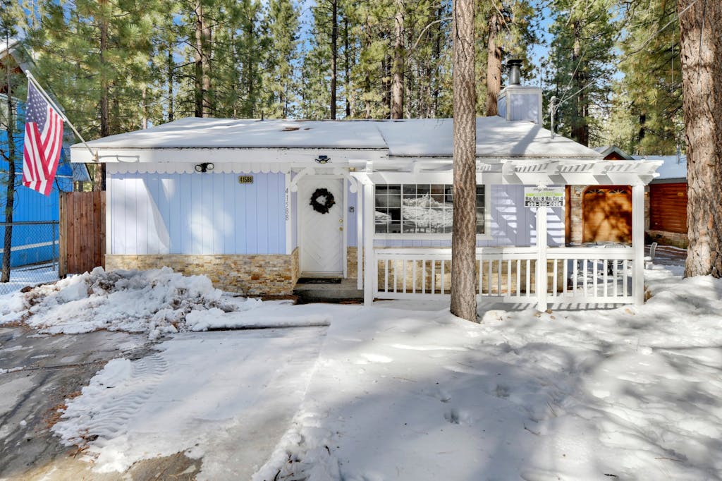 Experience Relaxation at Cozy Summit- Blocks to Ski Lifts!