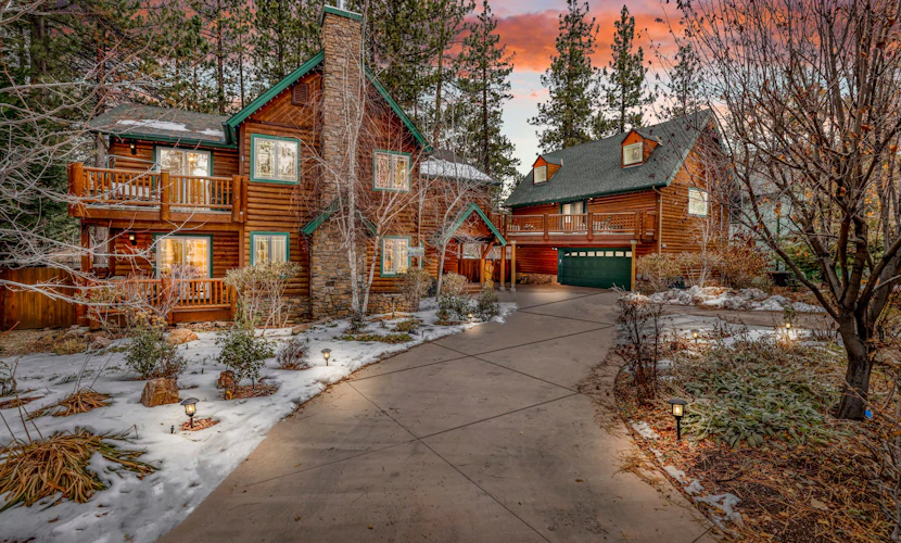 Flitterbick Lodge Fawnskin Log Cabin Retreat w/ Hot Tub