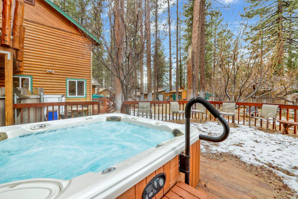 Flitterbick Lodge Fawnskin Log Cabin Retreat w/ Hot Tub